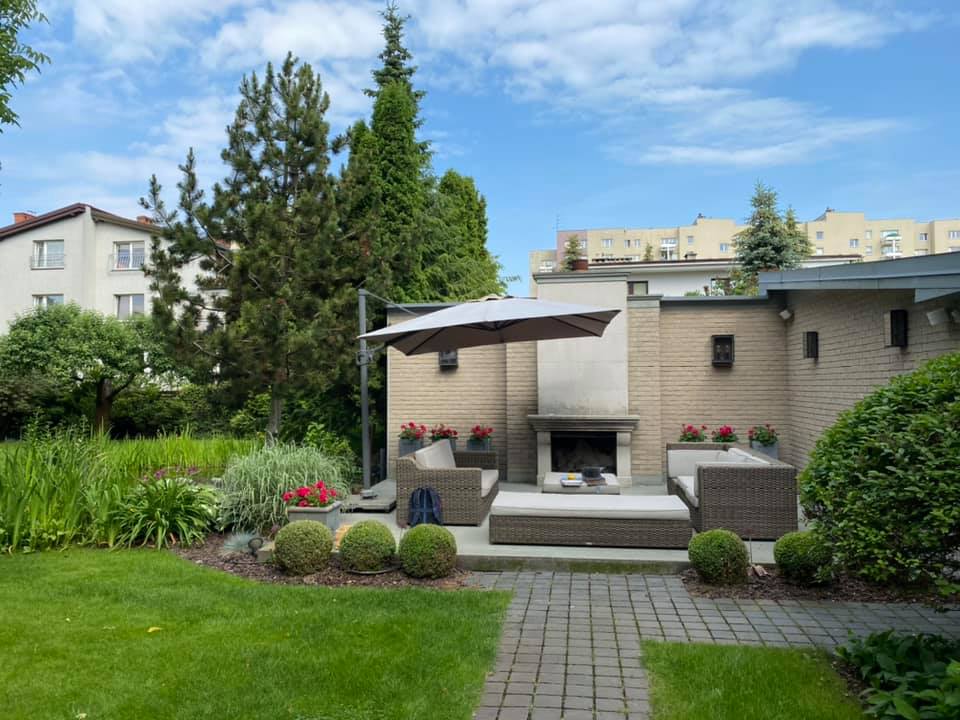 montaż parasola ogrodowego