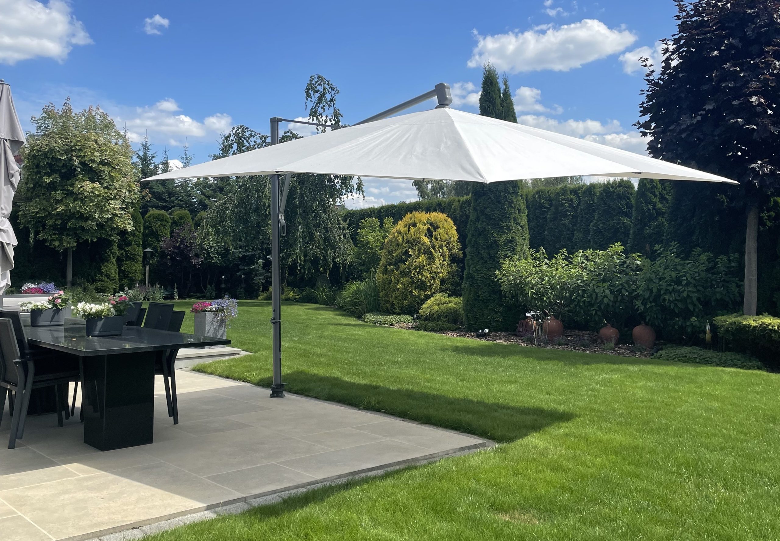 jak przymocować parasol ogrodowy