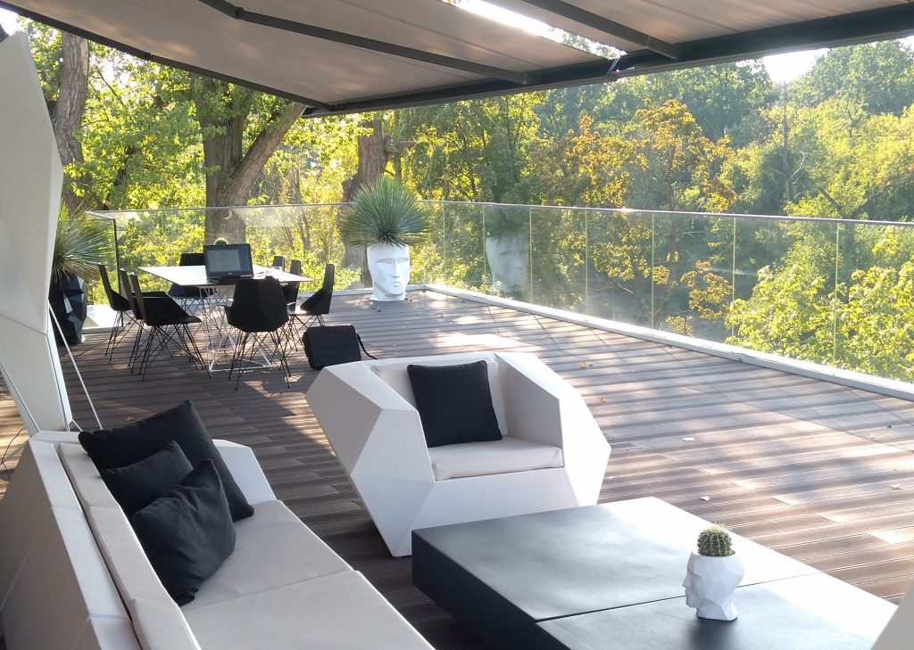 aranżacja tarasu w hotelu